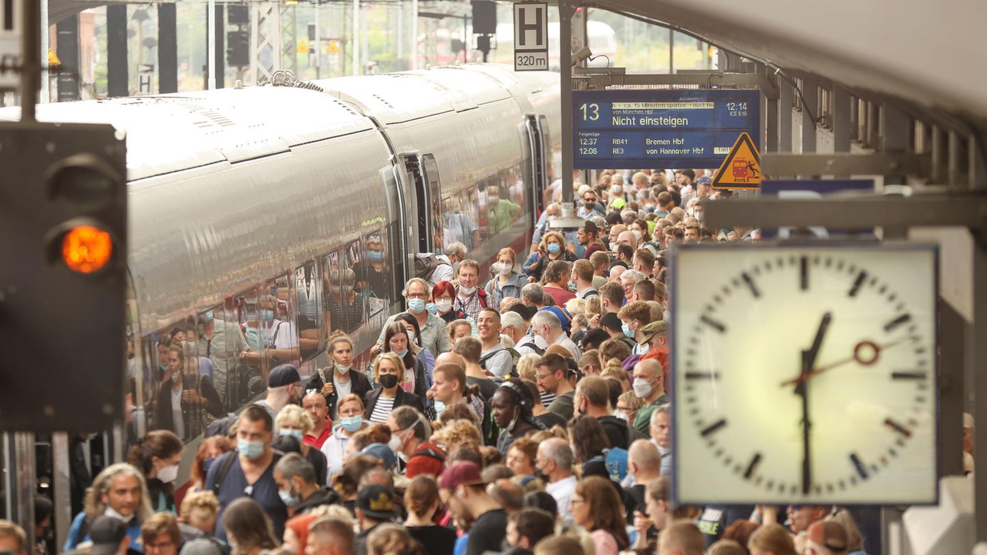 Reisende warten am Hamburger Hauptbahnhof auf ihren Zug. Dank der hohen Spritpreise und des günstigen 9-Euro-Tickets haben viele die Bahn für sich entdeckt. Was folgt nun?