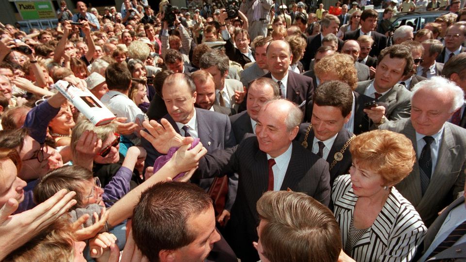 Im Westen ein gefeierter Held: Gorbatschow und seine Frau Raissa inmitten einer begeisterten Menschenmenge auf dem Bonner Marktplatz am 13. Juni 1989