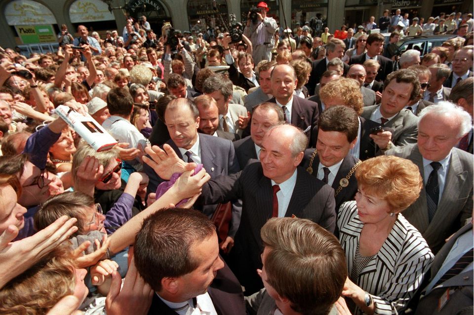 Im Westen ein gefeierter Held: Gorbatschow und seine Frau Raissa inmitten einer begeisterten Menschenmenge auf dem Bonner Marktplatz am 13. Juni 1989