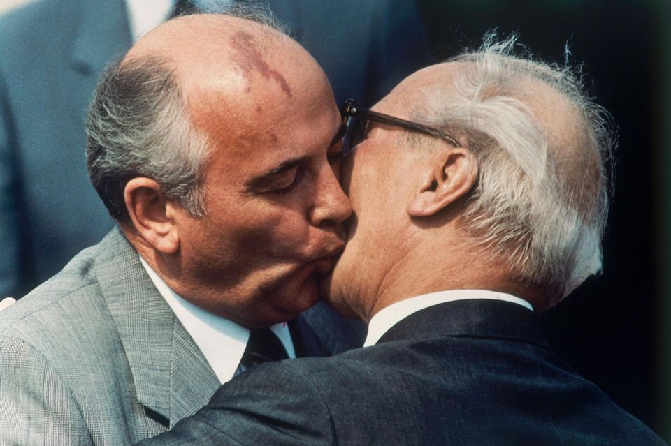 Mai 1987, Berlin: Gorbatschow und Erich Honecker, Staats- und Parteichef der DDR, tauschen auf dem Ostberliner Flughafen Schönefeld einen Kuss aus