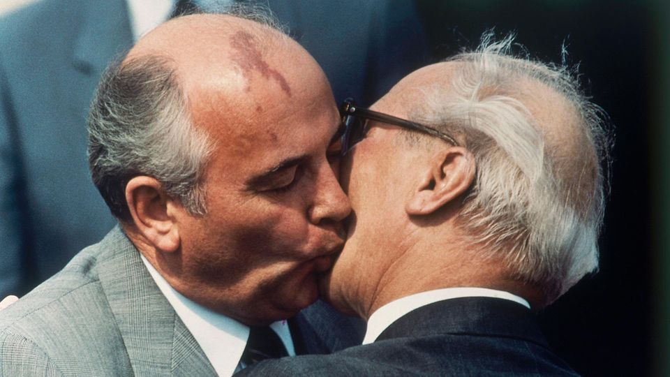 Mai 1987, Berlin: Gorbatschow und Erich Honecker, Staats- und Parteichef der DDR, tauschen auf dem Ostberliner Flughafen Schönefeld einen Kuss aus