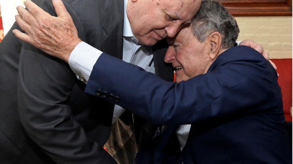 Ein Kritiker und dennoch kein Feind der USA: Gorbatschow wird vom ehemaligen US-Präsidenten George H.W. Bush 2012 in Houston begrüßt