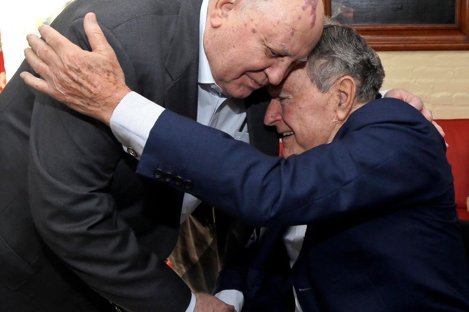 Ein Kritiker und dennoch kein Feind der USA: Gorbatschow wird vom ehemaligen US-Präsidenten George H.W. Bush 2012 in Houston begrüßt