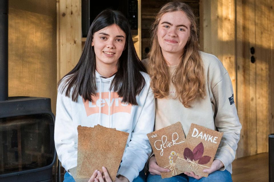 Die 15-jährigen Schulfreundinnen Emma (rechts) und Hanna (links) halten ihr selbst gemachtes Laub-Papier in den Händen.