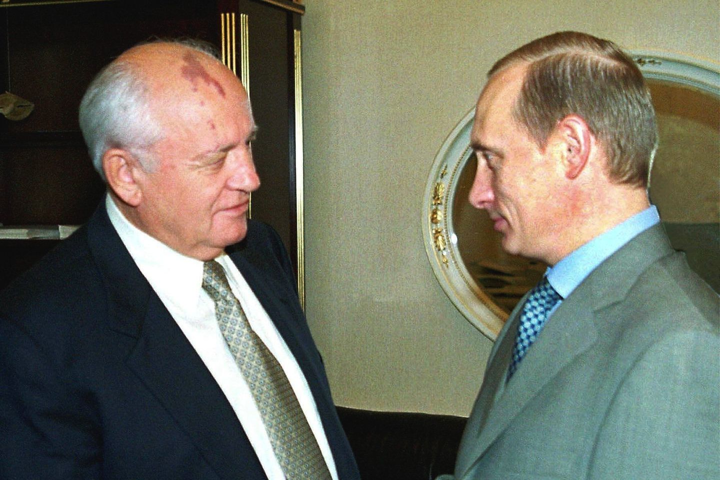 Im August 2000 empfängt Präsident Wladimir Putin Michail Gorbatschow in Moskau. Es ist das erste Mal, dass beide Staatenlenker nach Gorbatschows erzwungenem Abdanken 1991 länger miteinander sprechen