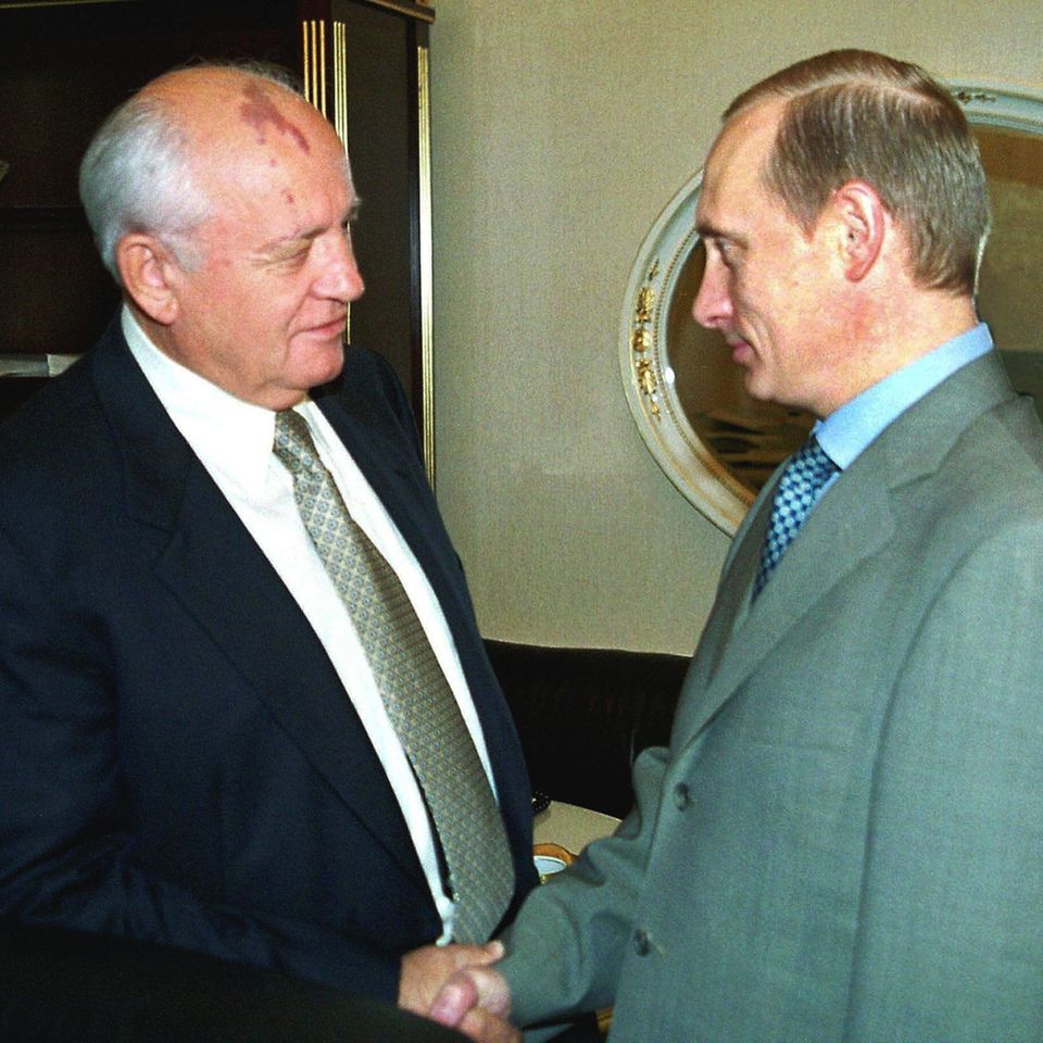 Im August 2000 empfängt Präsident Wladimir Putin Michail Gorbatschow in Moskau. Es ist das erste Mal, dass beide Staatenlenker nach Gorbatschows erzwungenem Abdanken 1991 länger miteinander sprechen