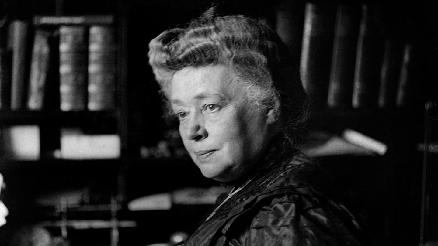 Bertha von Suttner, geboren als österreichische Gräfin, stellte sich dem militaristischen Zeitgeist des späten 19. Jahrhunderts entgegen. 1905 bekam sie dafür den ­Friedensnobelpreis verliehen – als erste Frau 