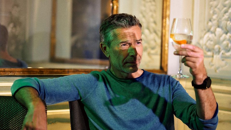 Dirk Steffens mit einem Glas Gin in der Hand
