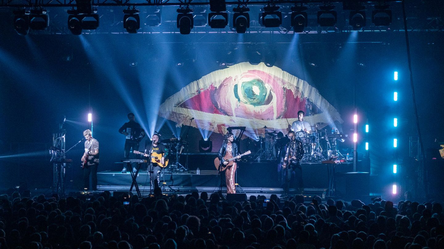 Die Band Of "Monsters and Men" beim Konzert im Valshöllin anlässlich des Iceland Airwaves Festivals