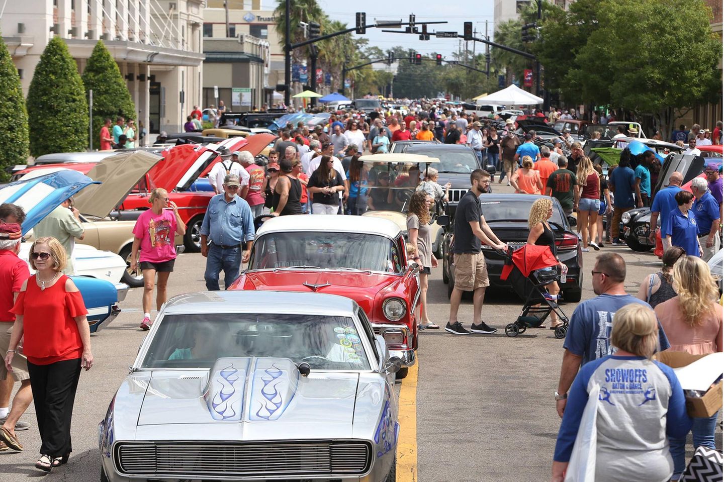 Schmucke Boliden an der US-Südküste Besucher und Oldtimer bevölkern die Innenstadt von Gulfport, Mississippi