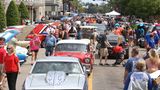 Besucher und Oldtimer bevölkern die Innenstadt von Gulfport, Mississippi