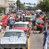 Besucher und Oldtimer bevölkern die Innenstadt von Gulfport, Mississippi
