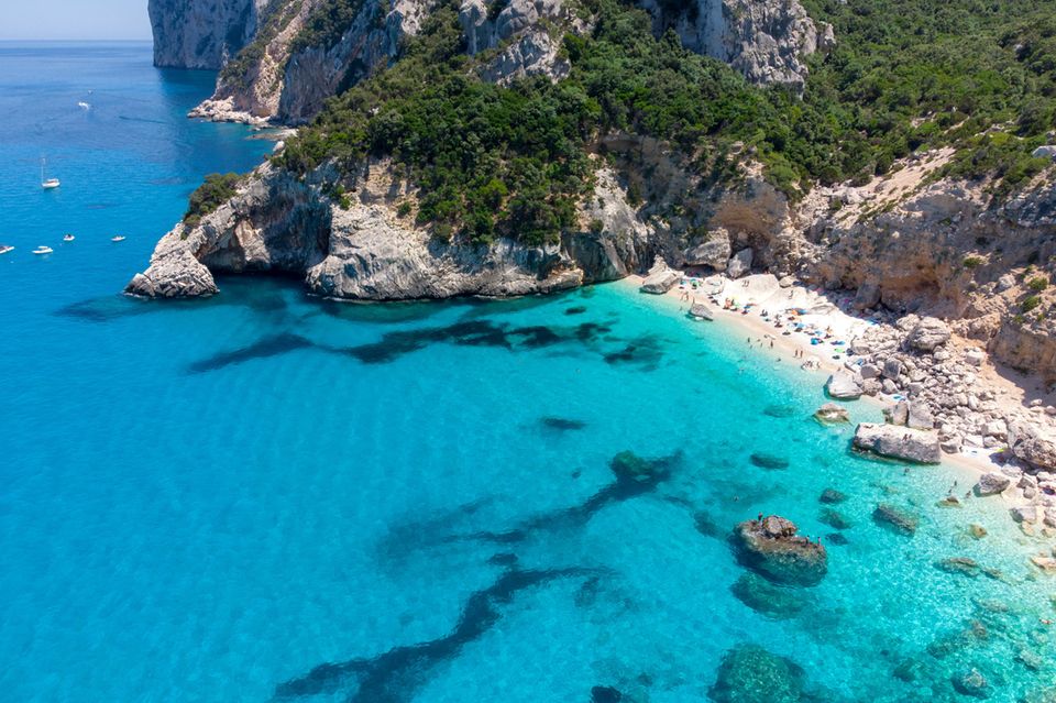 Blick auf das Meer und die Cala Goloritze, Sardinien Blick auf das Meer und die Cala Goloritze, Sardinien