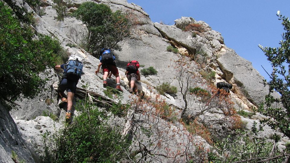 Kletternde an Felsen
