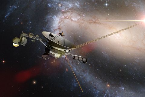 Spion im All: Jede der beiden Voyagersonden besteht aus einer zehneckigen Aluminiumbox, einer schüsselförmigen Antenne, einem 2,5 Meter langen Arm mit Messinstrumenten, einer Batterie – und der Zeitkapsel in Form einer Schallplatte
