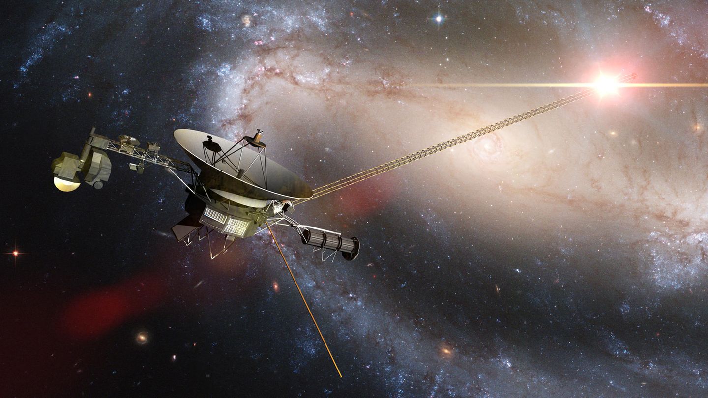 Spion im All: Jede der beiden Voyagersonden besteht aus einer zehneckigen Aluminiumbox, einer schüsselförmigen Antenne, einem 2,5 Meter langen Arm mit Messinstrumenten, einer Batterie – und der Zeitkapsel in Form einer Schallplatte