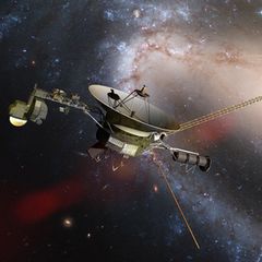 Spion im All: Jede der beiden Voyagersonden besteht aus einer zehneckigen Aluminiumbox, einer schüsselförmigen Antenne, einem 2,5 Meter langen Arm mit Messinstrumenten, einer Batterie – und der Zeitkapsel in Form einer Schallplatte