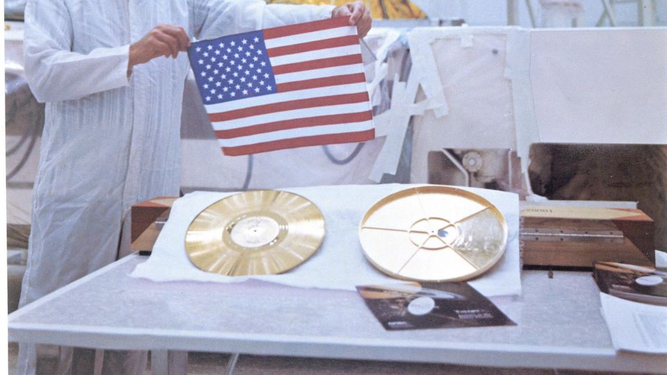 Diese goldüberzogene Bild-Ton-Platte wird durch eine ebenfalls vergoldete Plattenhülle geschützt und ist jeweils außen an beiden Voyager-Sonden befestigt. Auf der Hülle ist erklärt, wie man die Platte abspielt. Außerdem tragen die beiden Sonden eine kleine amerikanische Flagge mit sich. Die hält auf dem Bild der Projektleiter des Voyager-Projekts der NASA John Casini im Jahr 1977.