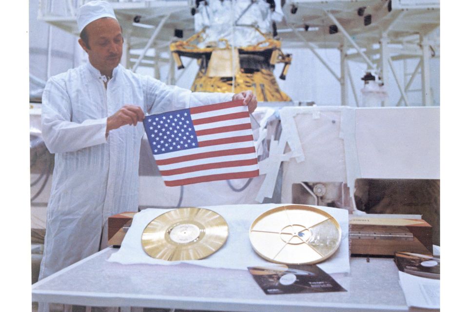 Diese goldüberzogene Bild-Ton-Platte wird durch eine ebenfalls vergoldete Plattenhülle geschützt und ist jeweils außen an beiden Voyager-Sonden befestigt. Auf der Hülle ist erklärt, wie man die Platte abspielt. Außerdem tragen die beiden Sonden eine kleine amerikanische Flagge mit sich. Die hält auf dem Bild der Projektleiter des Voyager-Projekts der NASA John Casini im Jahr 1977.
