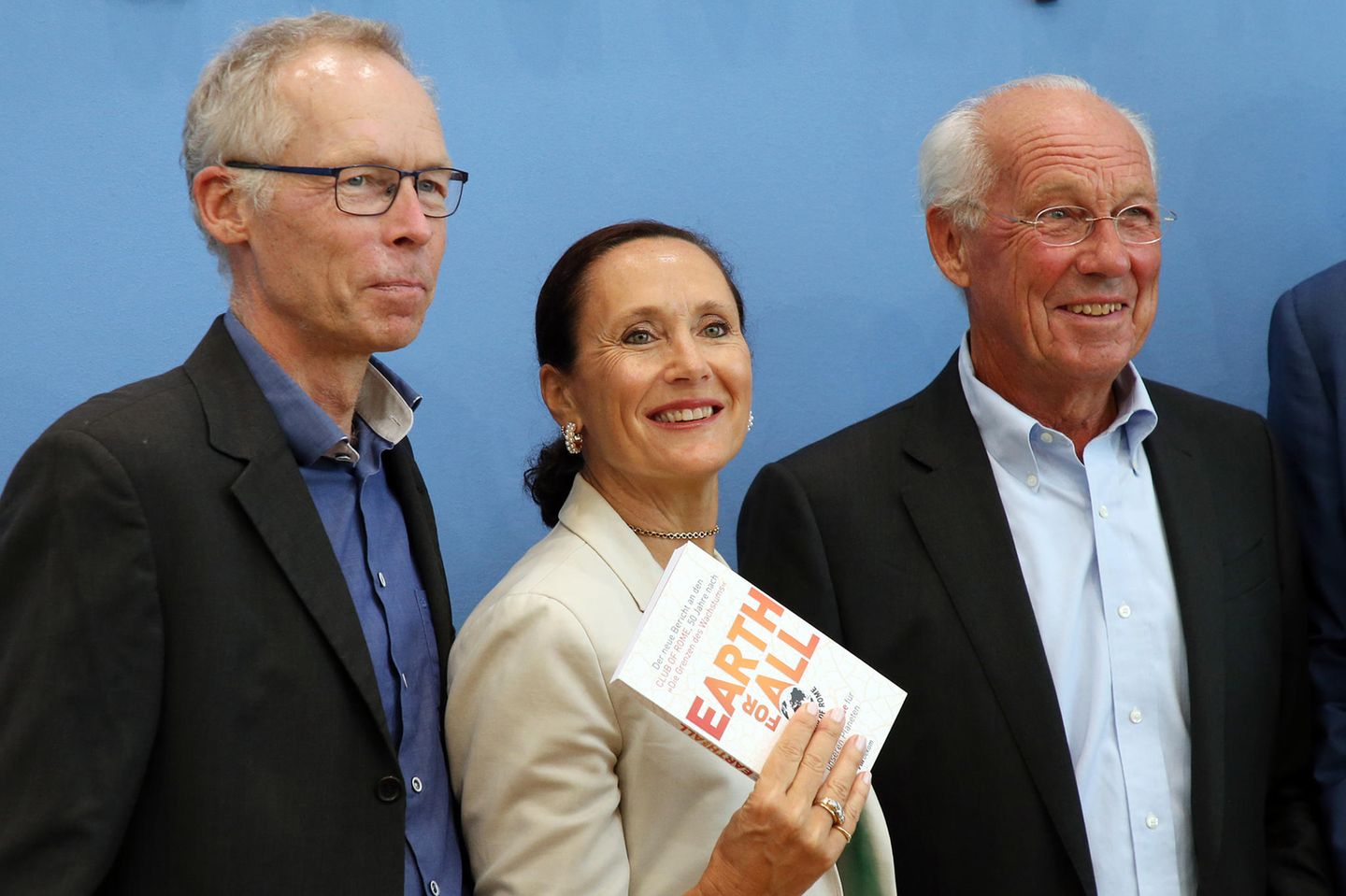 Johan Rockström, Direktor des Potsdam Instituts für Klimafolgenforschung, Sandrine Dixson-Declève, Ko-Präsidentin des Club of Rome, und Jorgen Randers, Ko-Autor "Grenzen des Wachstums" (von links nach rechts), stellen für den Club of Rome vor der Bundespressekonferenz den neuen Bericht "Earth For All" zu konkreten Wegen aus der Klimakrise vor