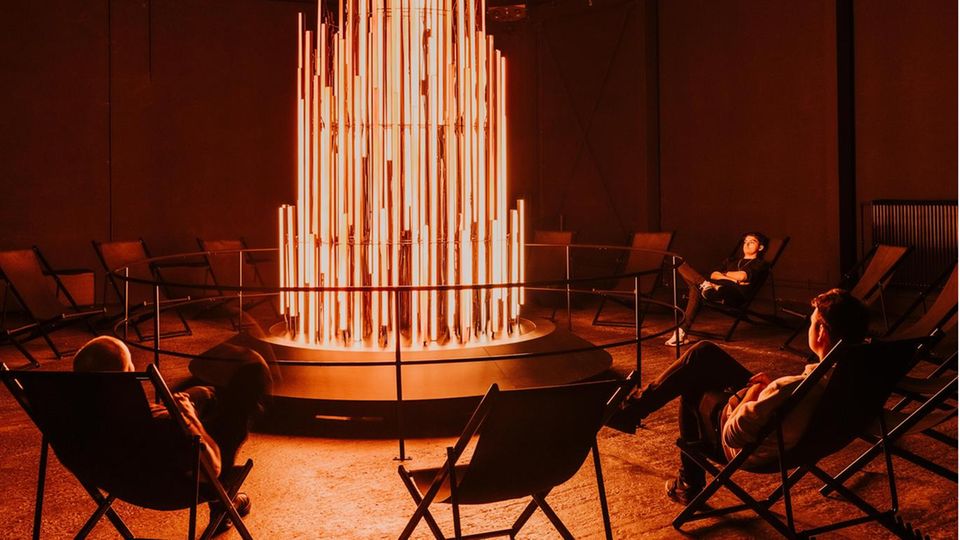 In der Ausstellung "Dark Matter" heißt es: Platz nehmen! Am analogen Freudenfeuer aus 20 000 Lichtpunkten