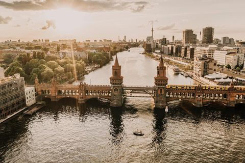 Oberbaumbrücke, die an Kreuzberg und Friedrichshain grenzt