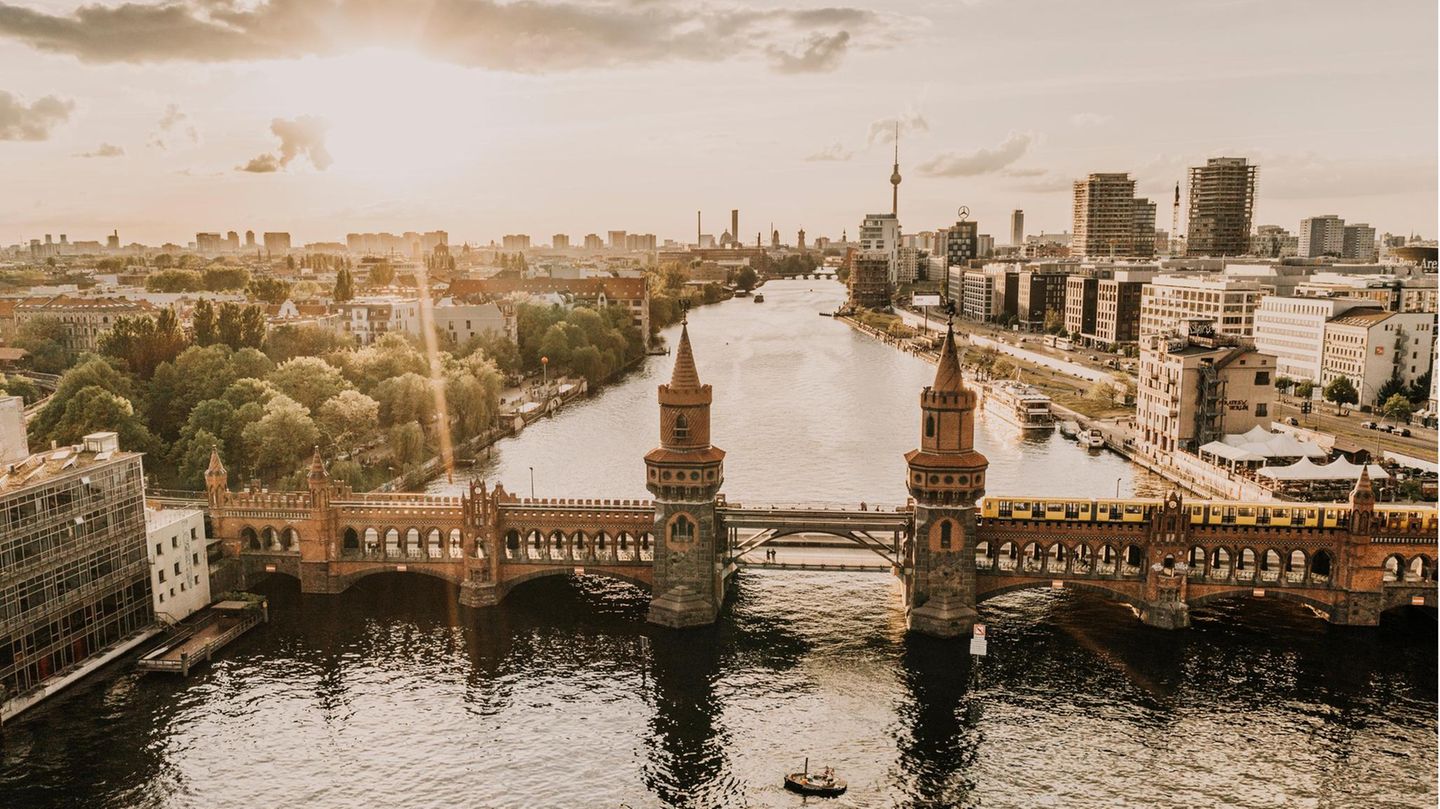 Oberbaumbrücke, die an Kreuzberg und Friedrichshain grenzt
