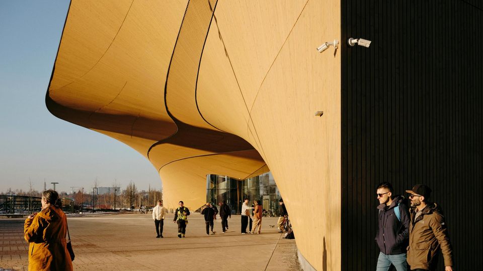 The center library Oodi Bibliothek Oodi: In dem bootsgleichen Bau der Bibliothek kann man lesen und Bücher leihen, na klar. Man kann aber auch: nähen, Musik machen, 3-D-drucken …