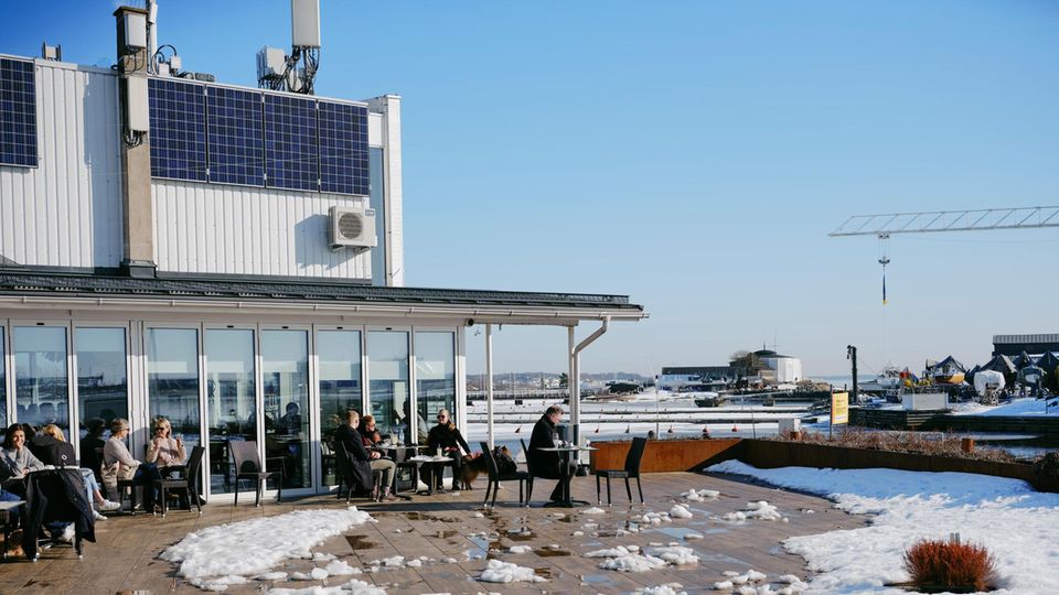 Finnland: Nah am Wasser gebaut: Mit Solarpaneelen und Windrädern fährt Betreiber Ari Sarmanto für das "Café Carusel" 20 Prozent des Energiebedarfs ein Nah am Wasser gebaut: Mit Solarpaneelen und Windrädern fährt Betreiber Ari Sarmanto für das "Café Carusel" 20 Prozent des Energiebedarfs ein