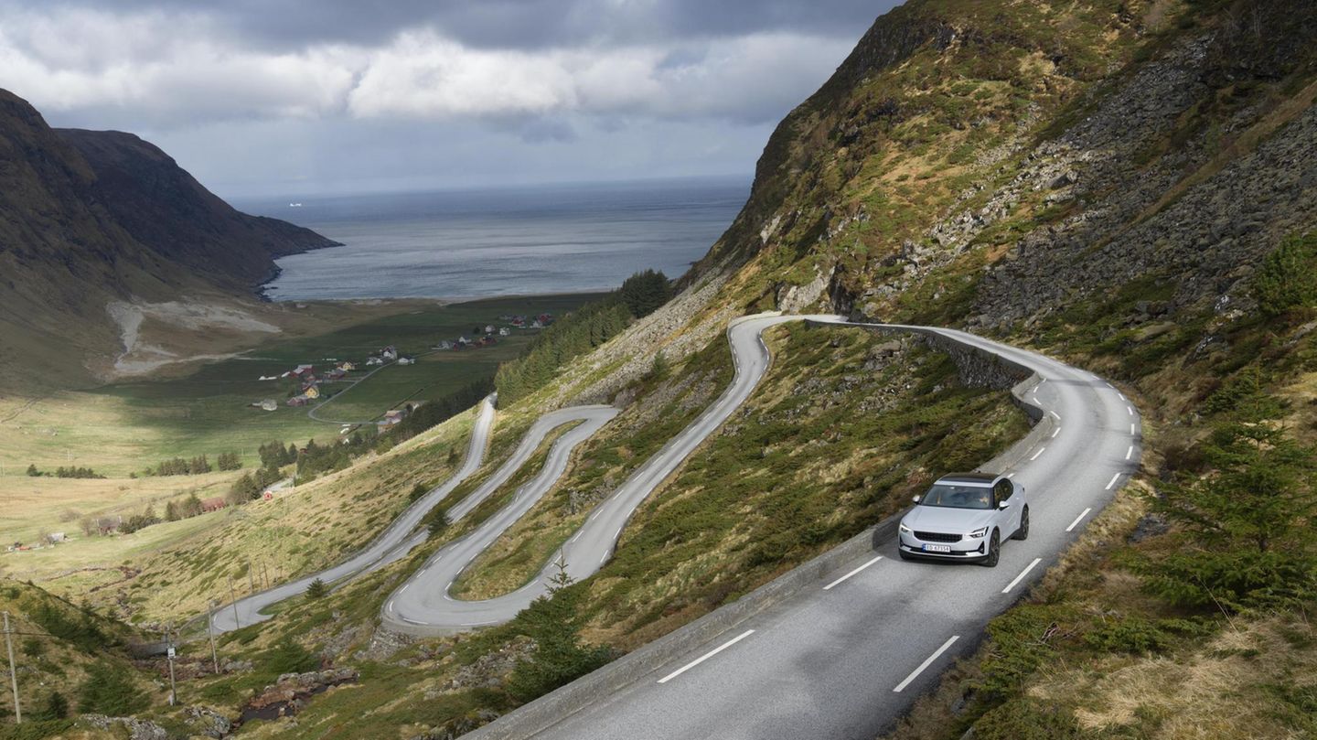 E-Auto auf norwegischen Serpentinen E-Auto auf norwegischen Serpentinen