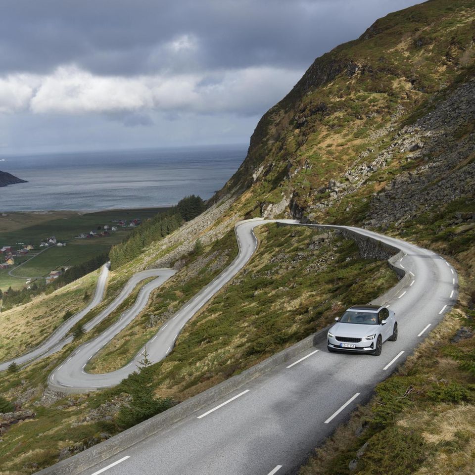 E-Auto auf norwegischen Serpentinen