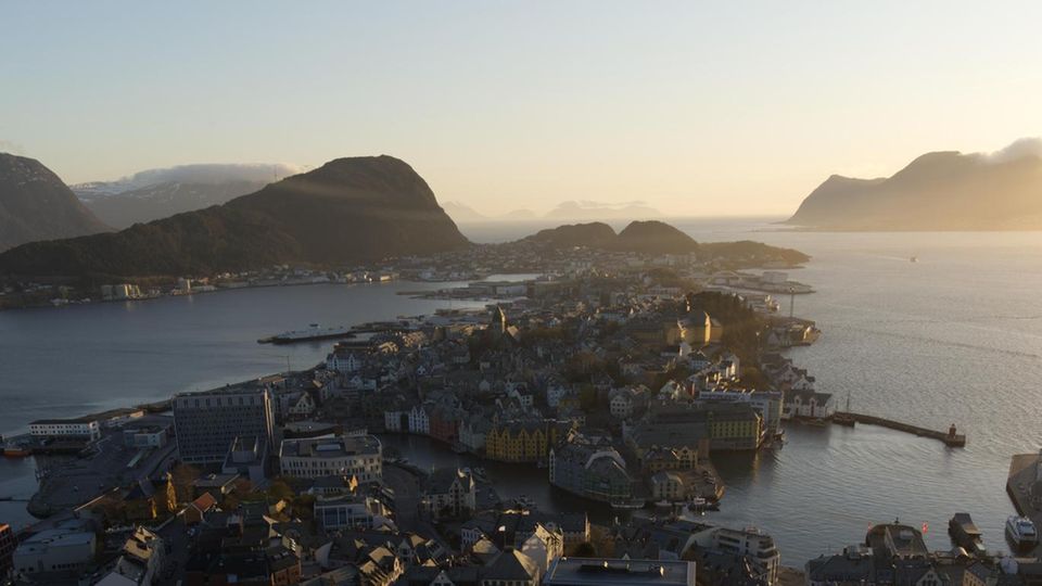 Im Jahr 1904 vernichtete ein Feuer den Fischerort Ålesund. Architekten ließen ihn wieder auferstehen. Seither säumen Jugendstil-Prachtbauten den Brosundet-Kanal im Zentrum, wo gern reges Treiben herrscht