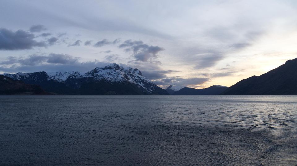Mehr als 1000 Fjorde schneiden in Norwegens Festland, rund 150 000 Inseln ragen vor der Küste aus dem Meer. Beste Bedingungen also für einen Roadtrip mit vielen Stationen