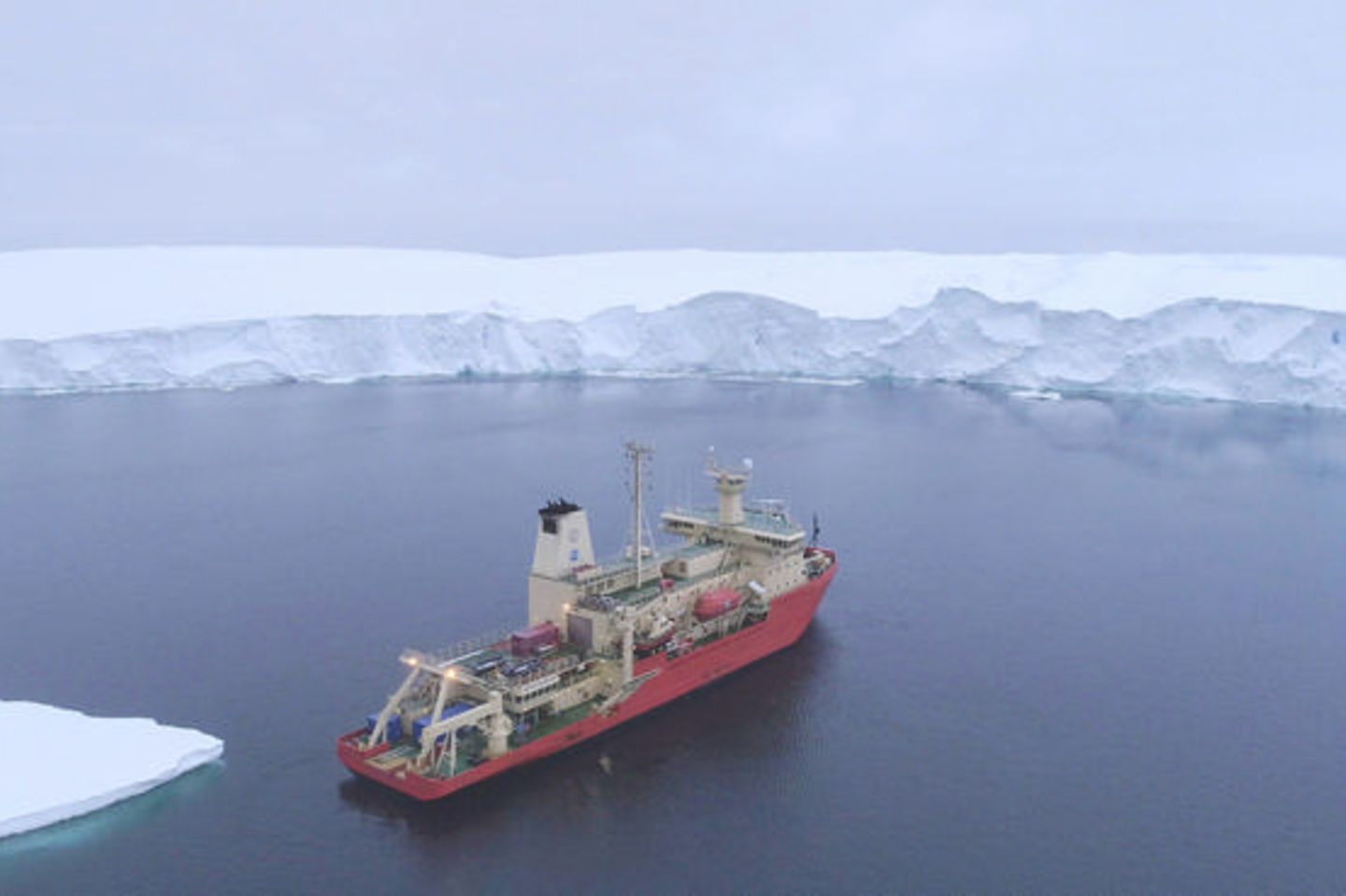 Das Forschungsschiff R/V Nathaniel B. Palmer, fotografiert von einer Drohne an der Eisfront des Thwaites-Gletschers im Februar 2019. Der gigantische Gletscher in der Antarktis droht einer Studie zufolge schneller abzuschmelzen als bisher angenommen