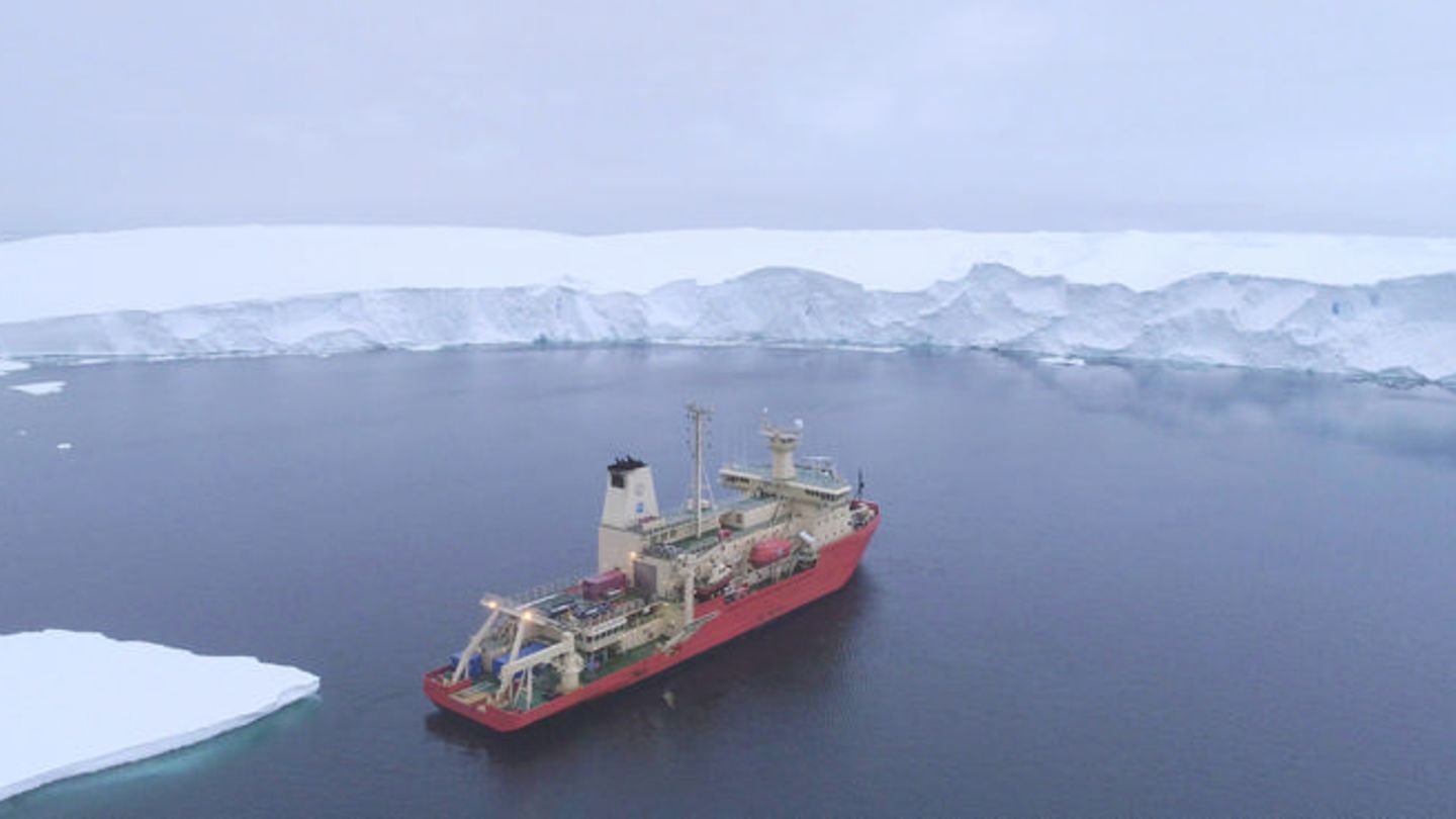 Das Forschungsschiff R/V Nathaniel B. Palmer, fotografiert von einer Drohne an der Eisfront des Thwaites-Gletschers im Februar 2019. Der gigantische Gletscher in der Antarktis droht einer Studie zufolge schneller abzuschmelzen als bisher angenommen