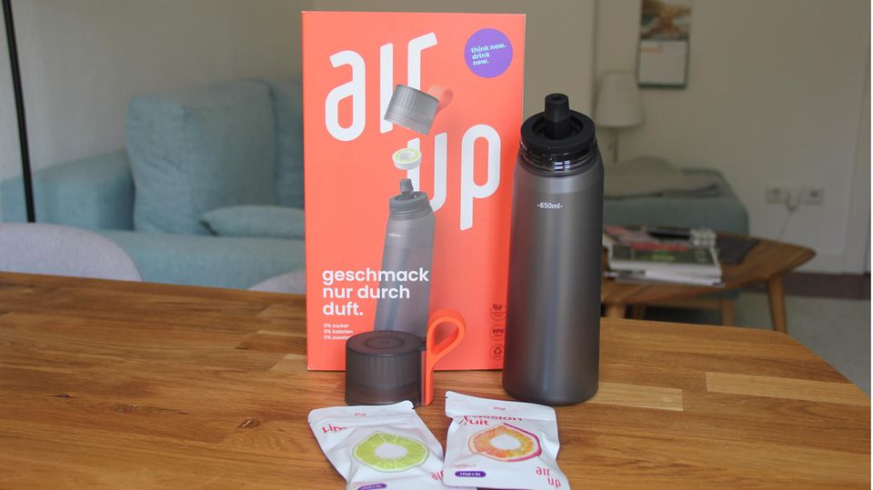 eine Air Up Flasche mit zwei Duftpods