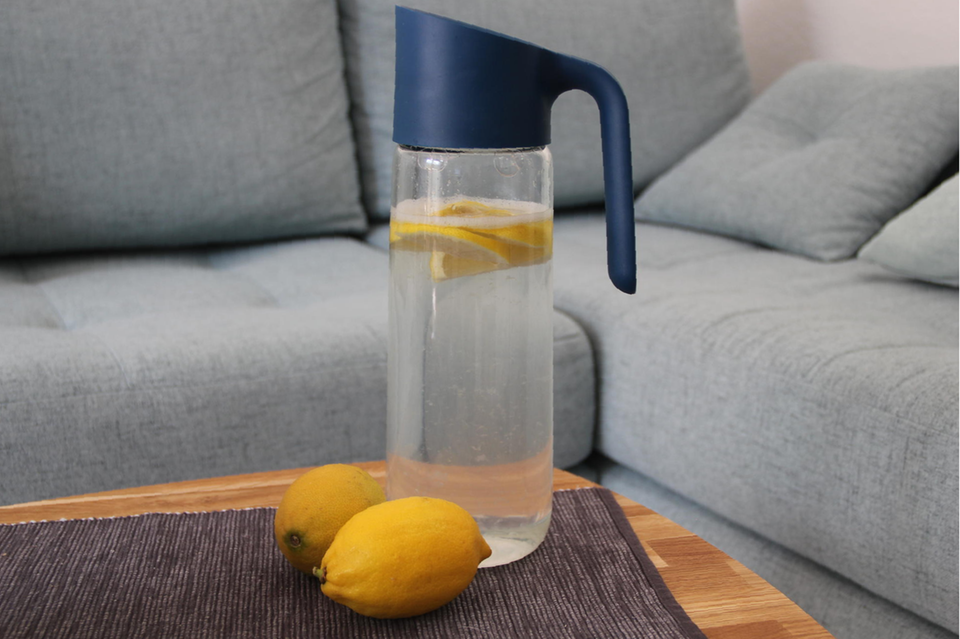 eine Wasserkaraffe mit Zitronenwasser darin