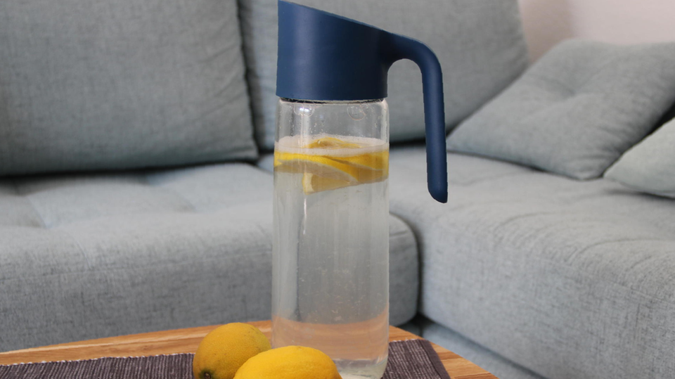 eine Wasserkaraffe mit Zitronenwasser darin