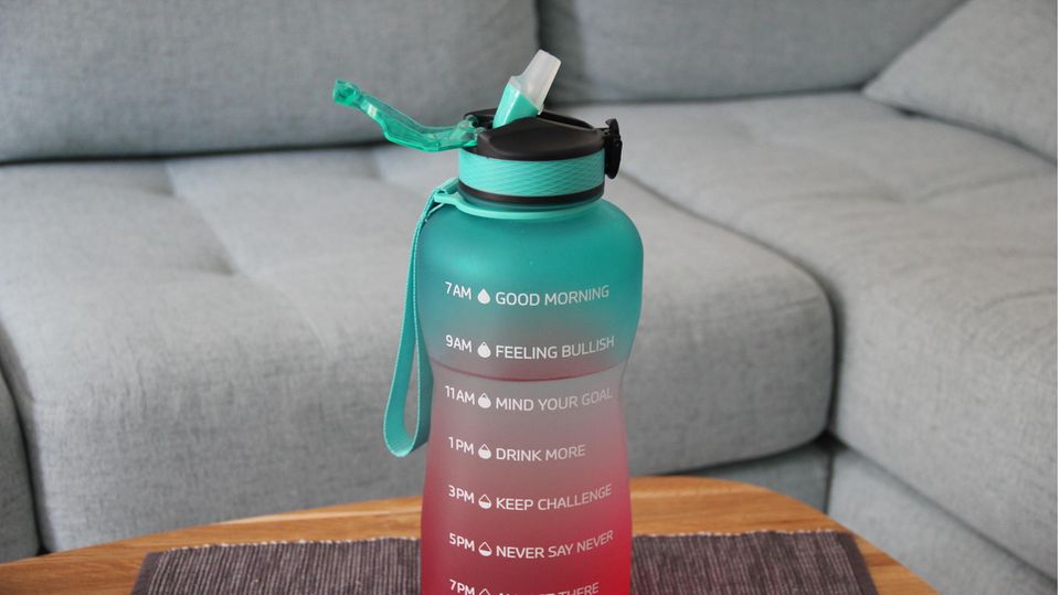 eine 2 Liter große Trinkflasche