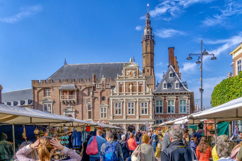 Markt in Haarlem: Fleischprodukte sollen nach dem Willen der Stadt ab 2024 im öffentlichen Raum nicht mehr beworben werden