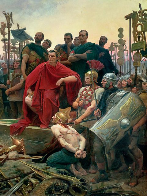 Chancenlos: Der gallisch-keltische Fürst Vercingetorix (l.) muss sich Caesars Übermacht beugen und seine Waffe niederlegen. Im Gallischen Krieg erobert der römische Feldherr Gallien und stößt von hier aus in jenes Gebiet vor, das er später "Germanien" nennen wird (Darstellung von 1899)