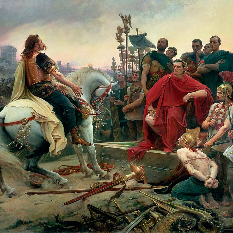 Chancenlos: Der gallisch-keltische Fürst Vercingetorix (l.) muss sich Caesars Übermacht beugen und seine Waffe niederlegen. Im Gallischen Krieg erobert der römische Feldherr Gallien und stößt von hier aus in jenes Gebiet vor, das er später "Germanien" nennen wird (Darstellung von 1899)