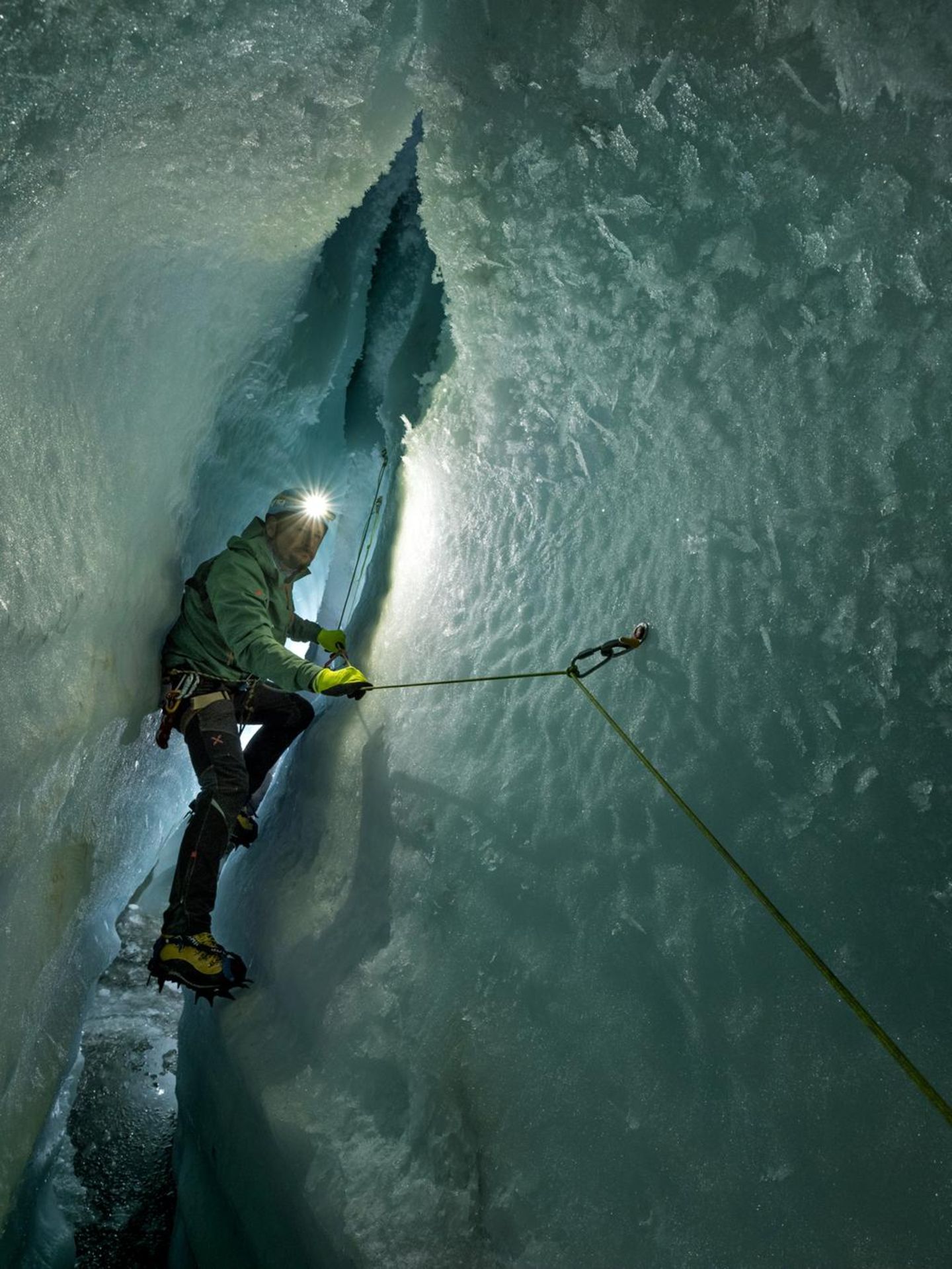 Aus manchen Schächten zweigen in der Tiefe horizontale Arme ab, hier am Gornergletscher, den Alessio Romeo ebenfalls untersucht