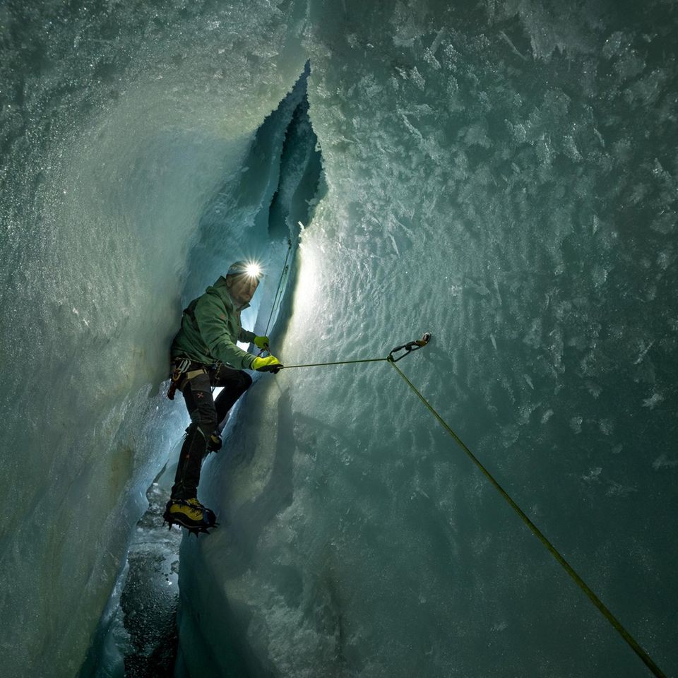 Aus manchen Schächten zweigen in der Tiefe horizontale Arme ab, hier am Gornergletscher, den Alessio Romeo ebenfalls untersucht