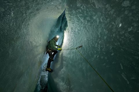 Aus manchen Schächten zweigen in der Tiefe horizontale Arme ab, hier am Gornergletscher, den Alessio Romeo ebenfalls untersucht