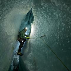 Aus manchen Schächten zweigen in der Tiefe horizontale Arme ab, hier am Gornergletscher, den Alessio Romeo ebenfalls untersucht