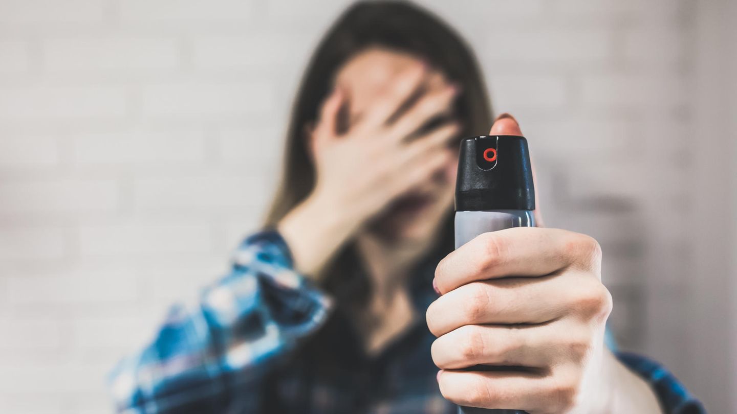 Per Spezialspray markieren betroffene Frauen Täter, die ihr Kontaktverbot brechen
