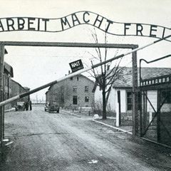 Haupteingang des KZ Auschwitz mit dem Schriftzug "Arbeit macht frei"
