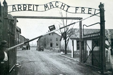 Haupteingang des KZ Auschwitz mit dem Schriftzug "Arbeit macht frei"