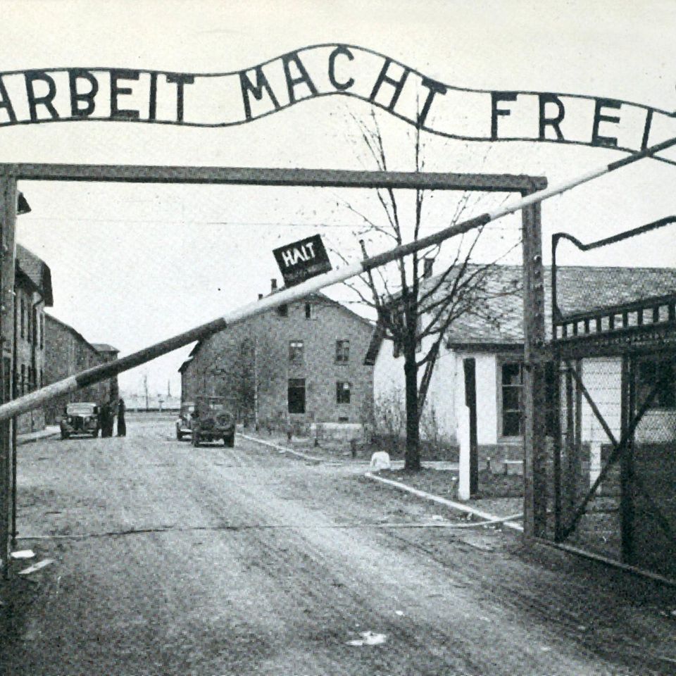Haupteingang des KZ Auschwitz mit dem Schriftzug "Arbeit macht frei"